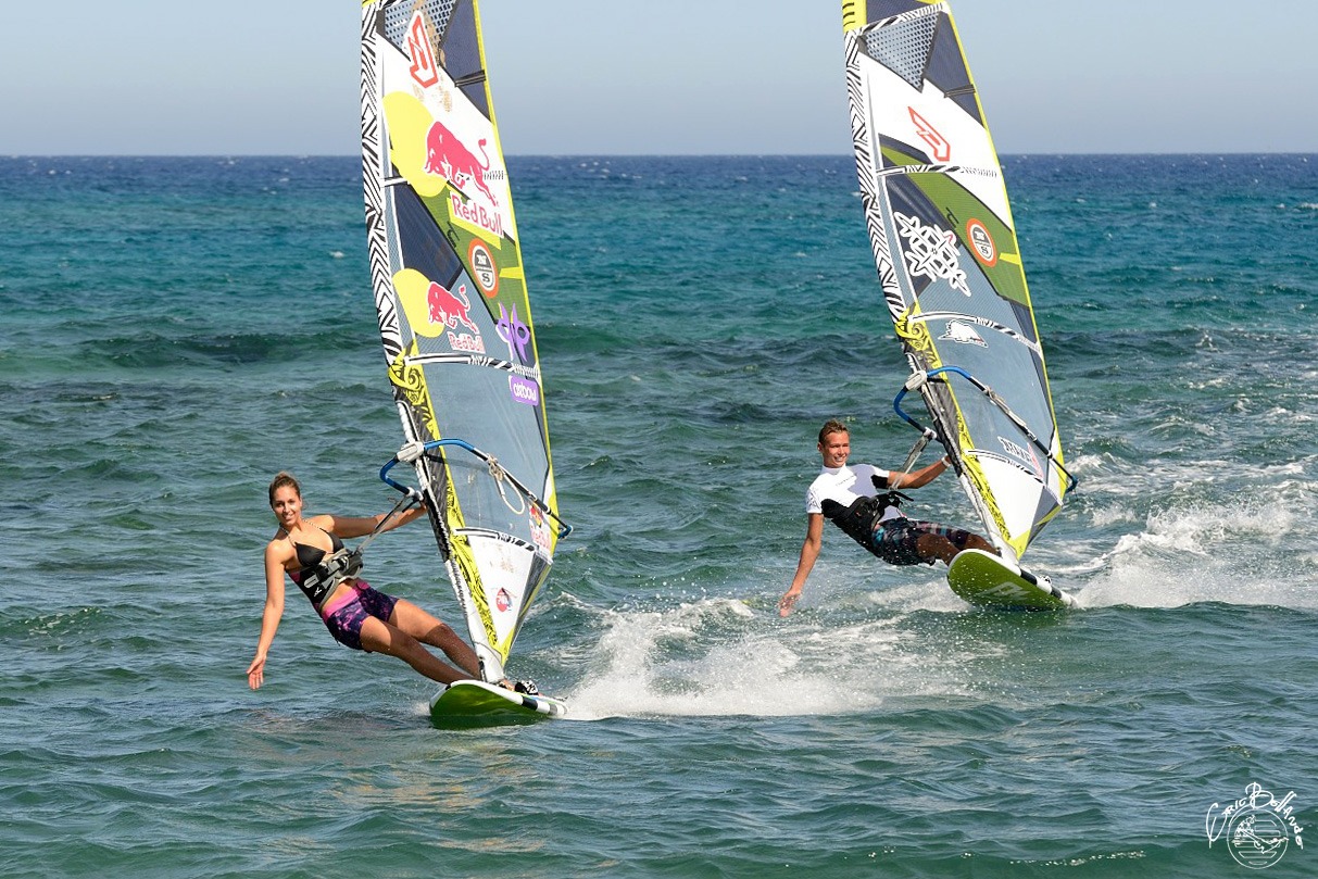 Windsurfing перевод. Виндсерфинг вдвоем. Девушка на серфе с парусом. Плавание под парусом. Парень на виндсерфинге.